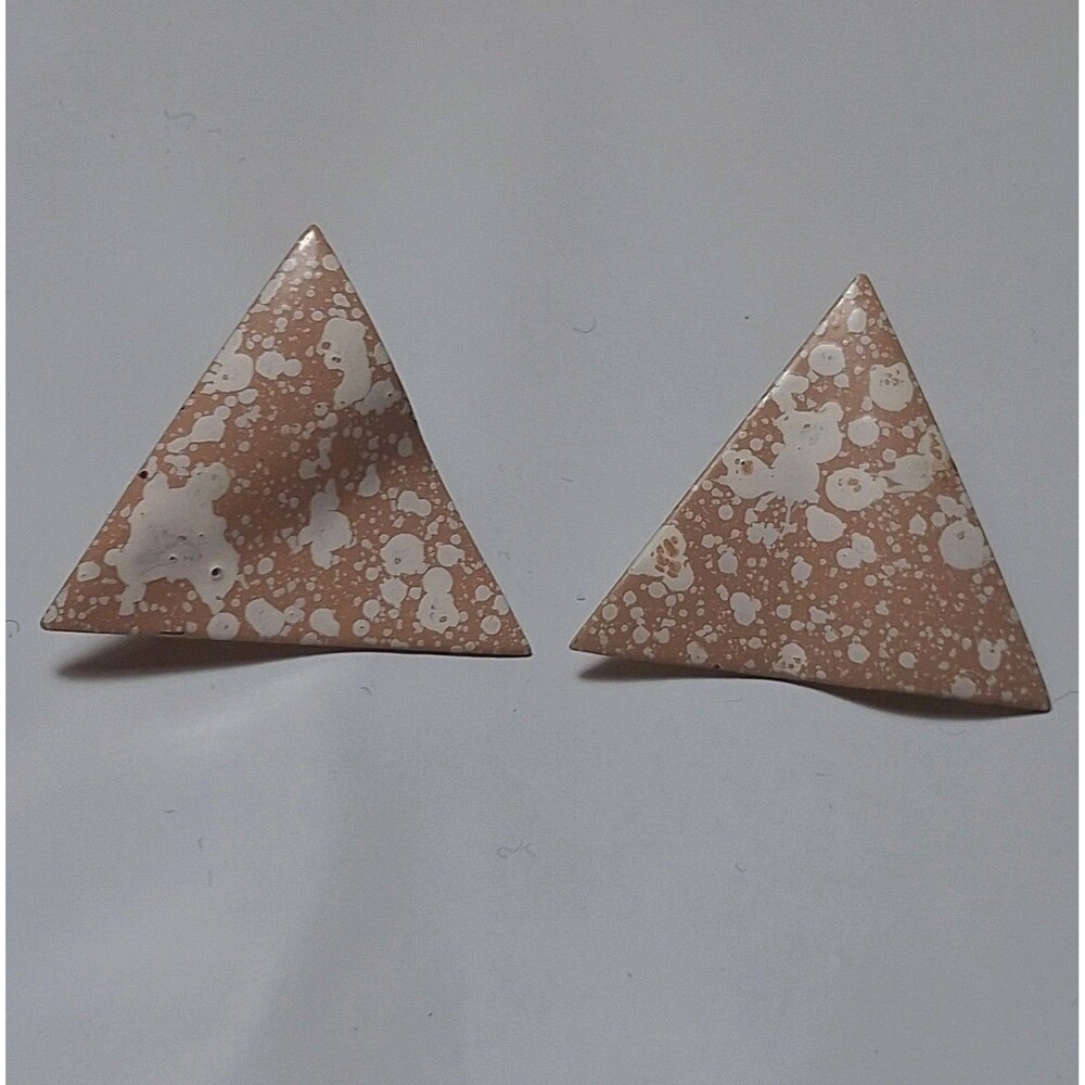 VINTAGE 1980S ENAMEL TRIANGLE POST EARRINGS SPECKLED SPLATTER SPICE TAN
